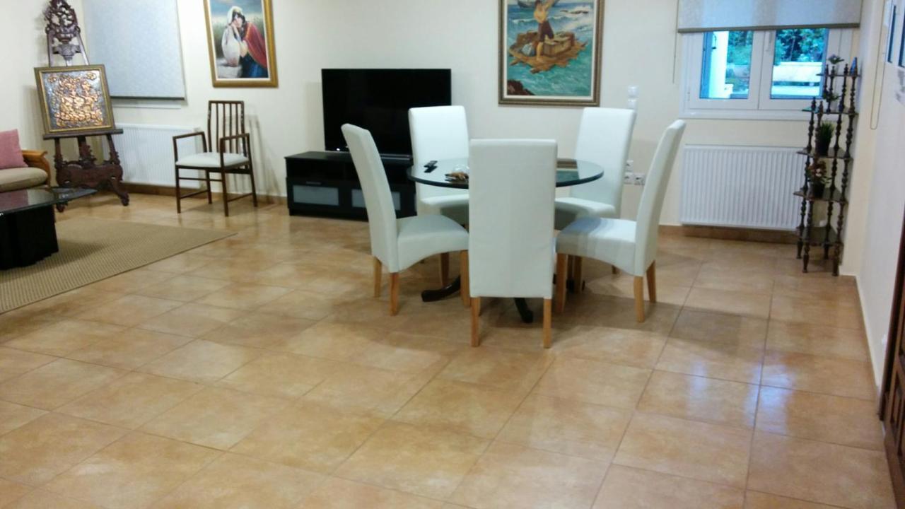 Lovely 2-Bedroom Apartment At Greek Riviera Vári Eksteriør bilde