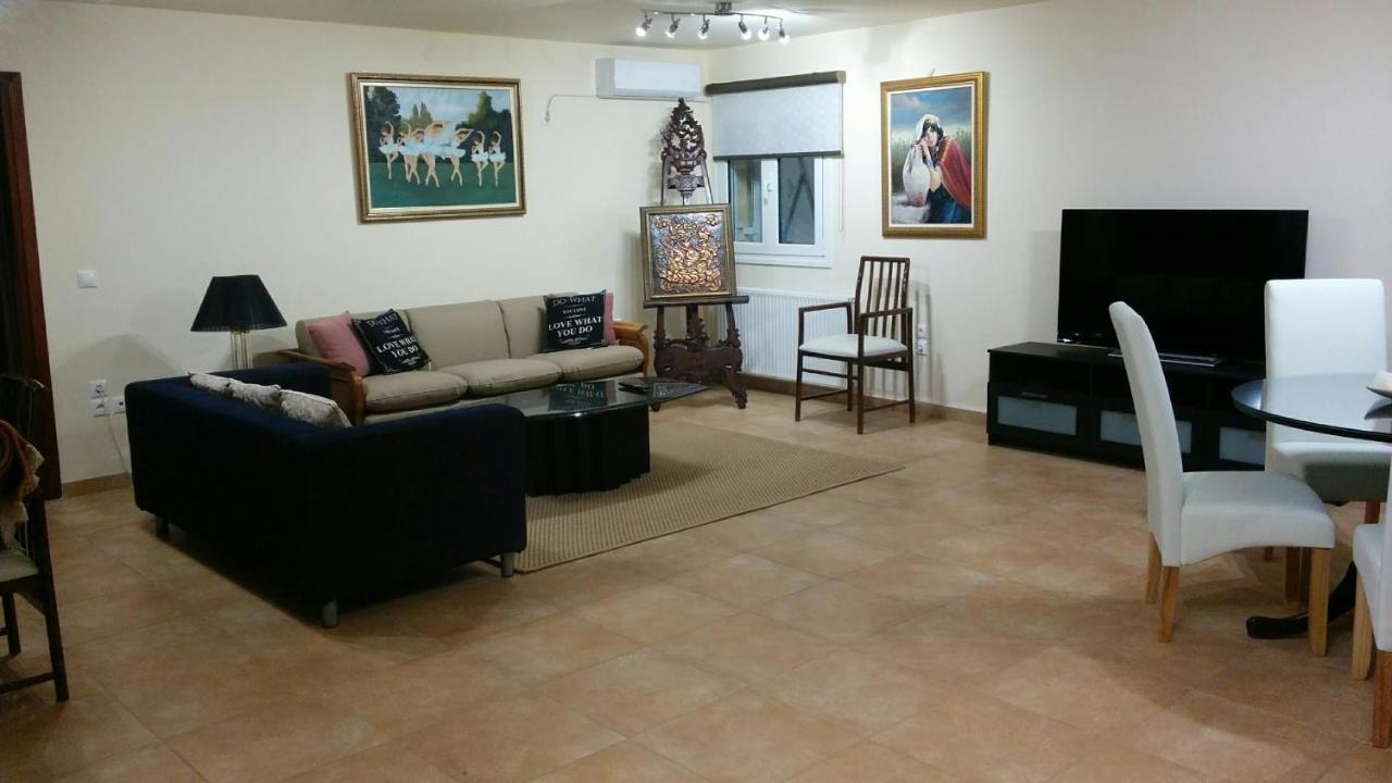 Lovely 2-Bedroom Apartment At Greek Riviera Vári Eksteriør bilde