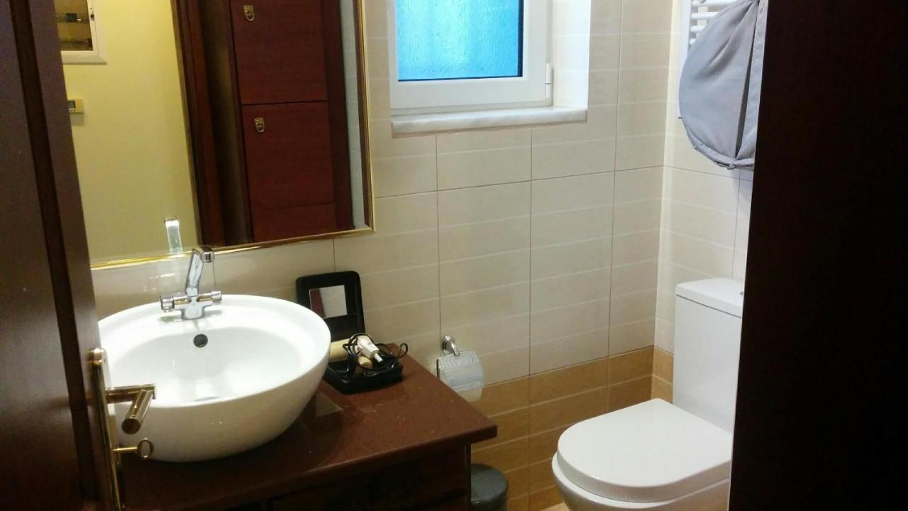 Lovely 2-Bedroom Apartment At Greek Riviera Vári Eksteriør bilde