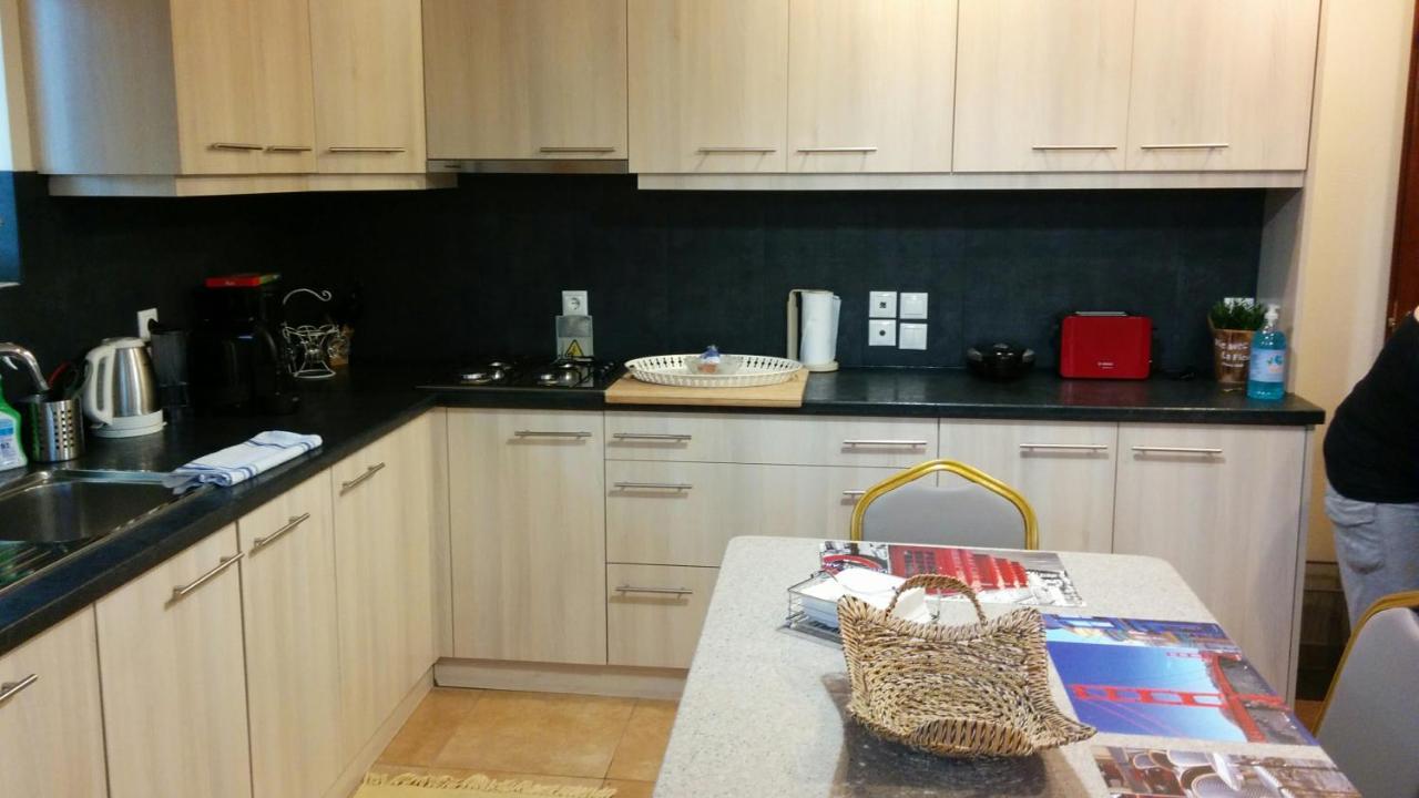 Lovely 2-Bedroom Apartment At Greek Riviera Vári Eksteriør bilde