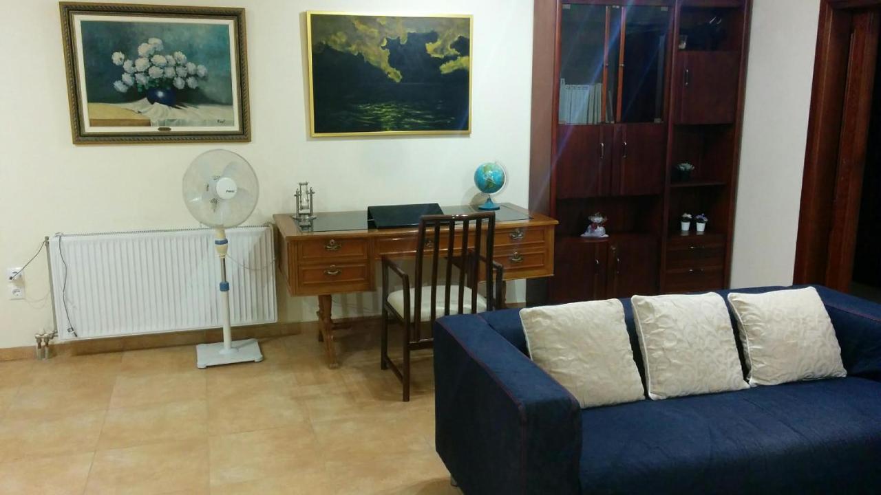 Lovely 2-Bedroom Apartment At Greek Riviera Vári Eksteriør bilde