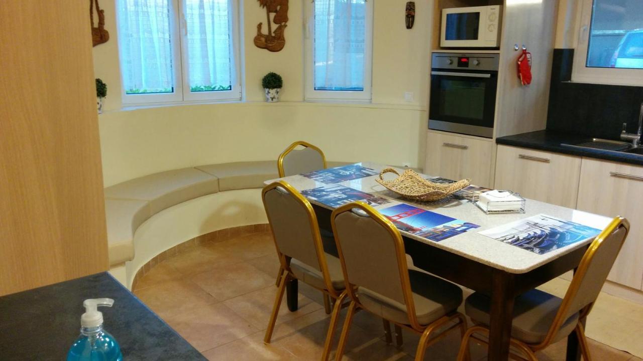 Lovely 2-Bedroom Apartment At Greek Riviera Vári Eksteriør bilde