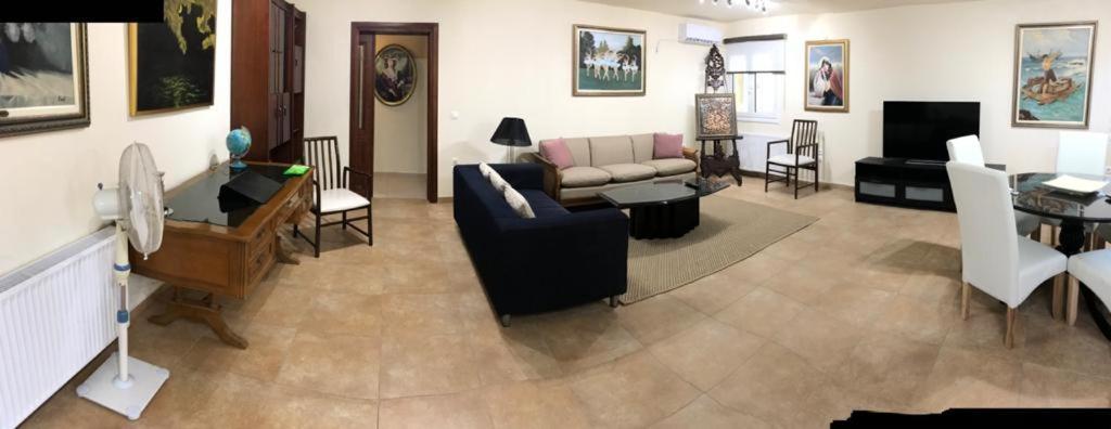 Lovely 2-Bedroom Apartment At Greek Riviera Vári Eksteriør bilde