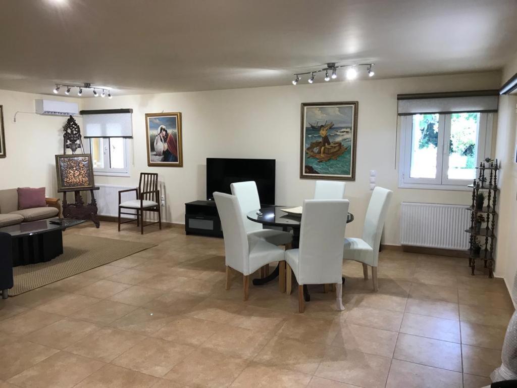 Lovely 2-Bedroom Apartment At Greek Riviera Vári Eksteriør bilde